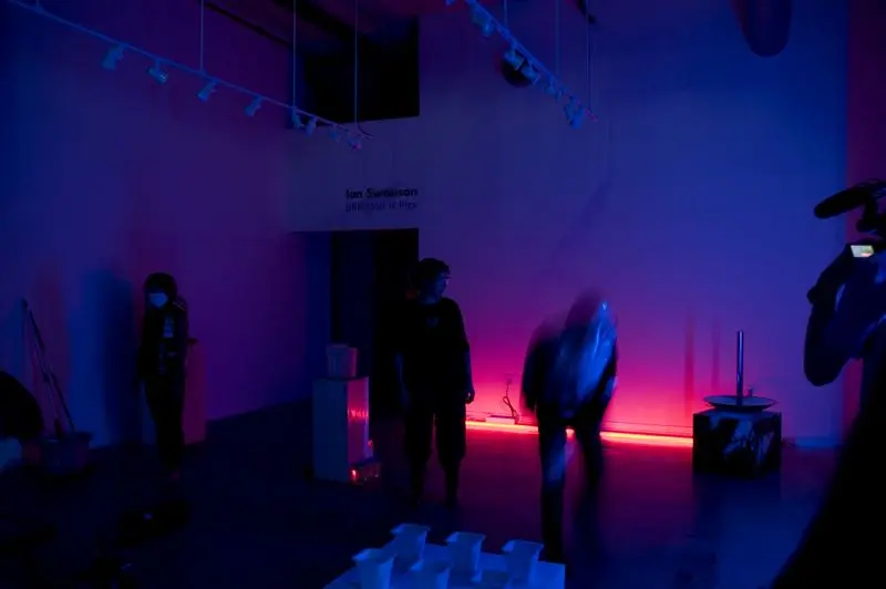 BRB/Total Id Pigs participants around the central platform